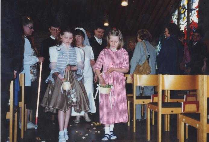 Blumenkinder verlassen die Kirche